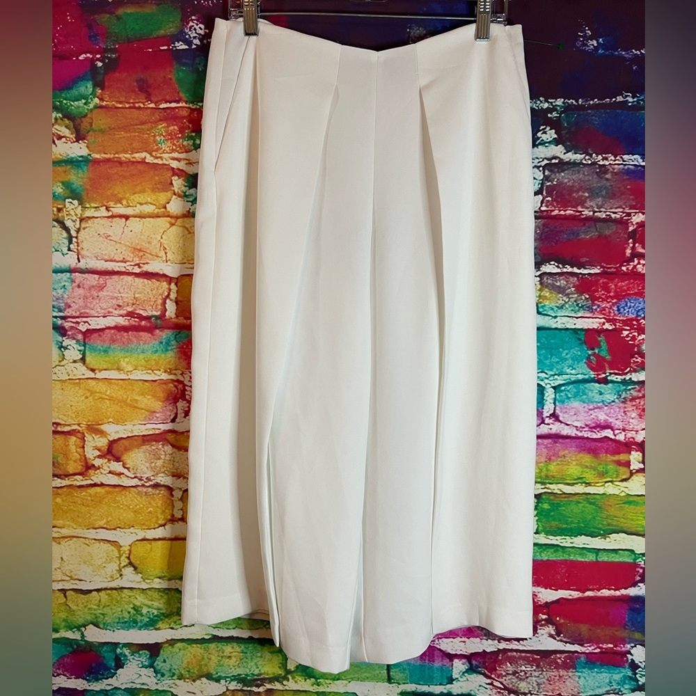 Vince Camuto White Wide Leg Pant- Pleated and back zip up! Size 10p